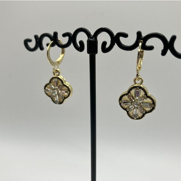 NWOT! 4 Leaf Clover Crystal Gold-Tone Dangle 1 1/8" Earrings! - Picture 3 of 8